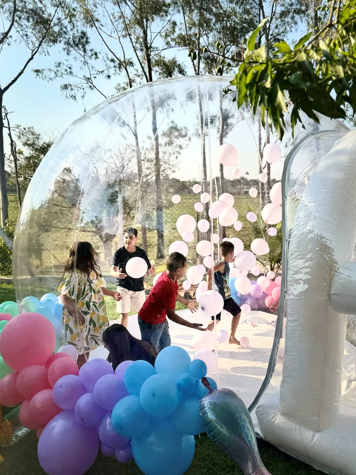 Crianças correndo entre os balões dentro da Bubble Dream House