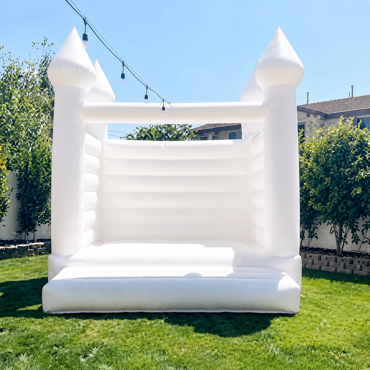 King Castle — castelo inflável totalmente branco com torres em jardim